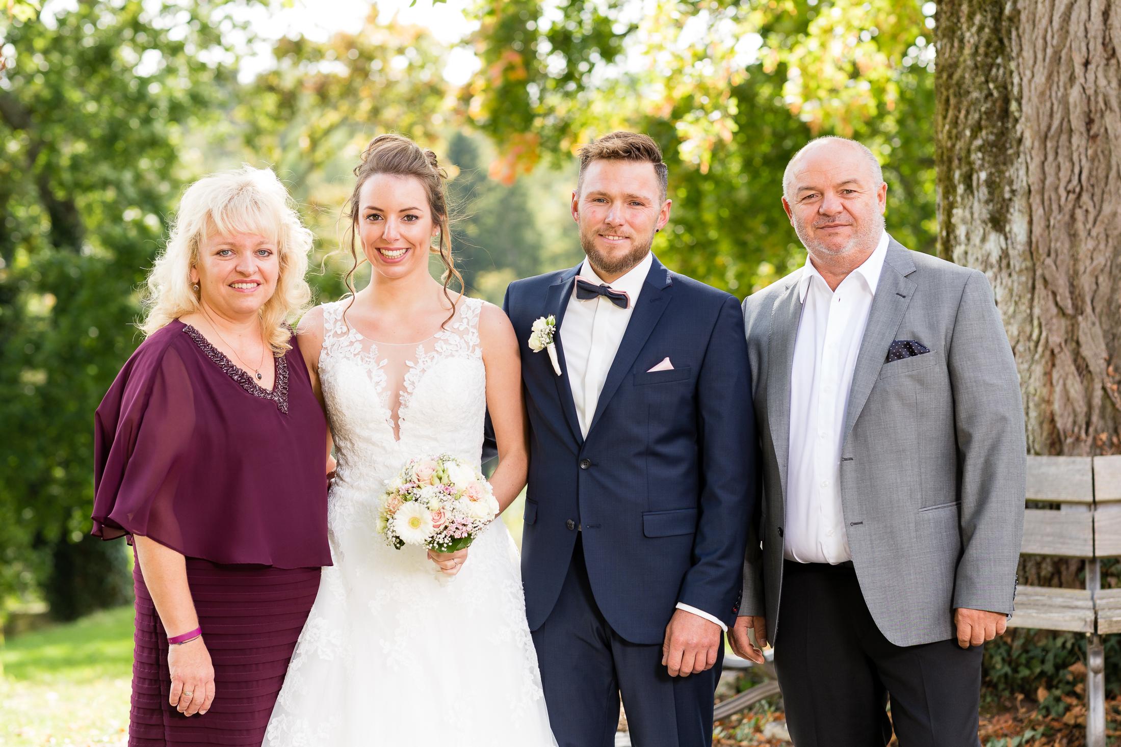 Familienfoto: Brautpaar mit den Eltern der Braut im Klostergarten Kirchberg