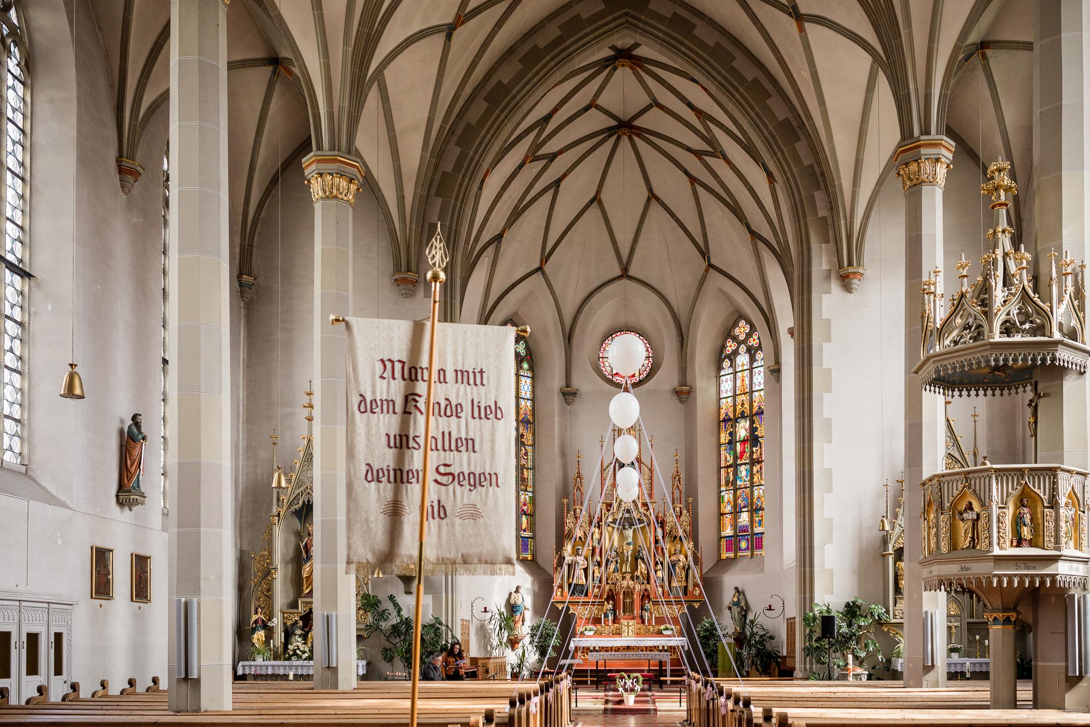 Innenraum St. Clemenskirche Gruol: Blick auf Hochaltar mit Netzgewölbe, festlich geschmückt
