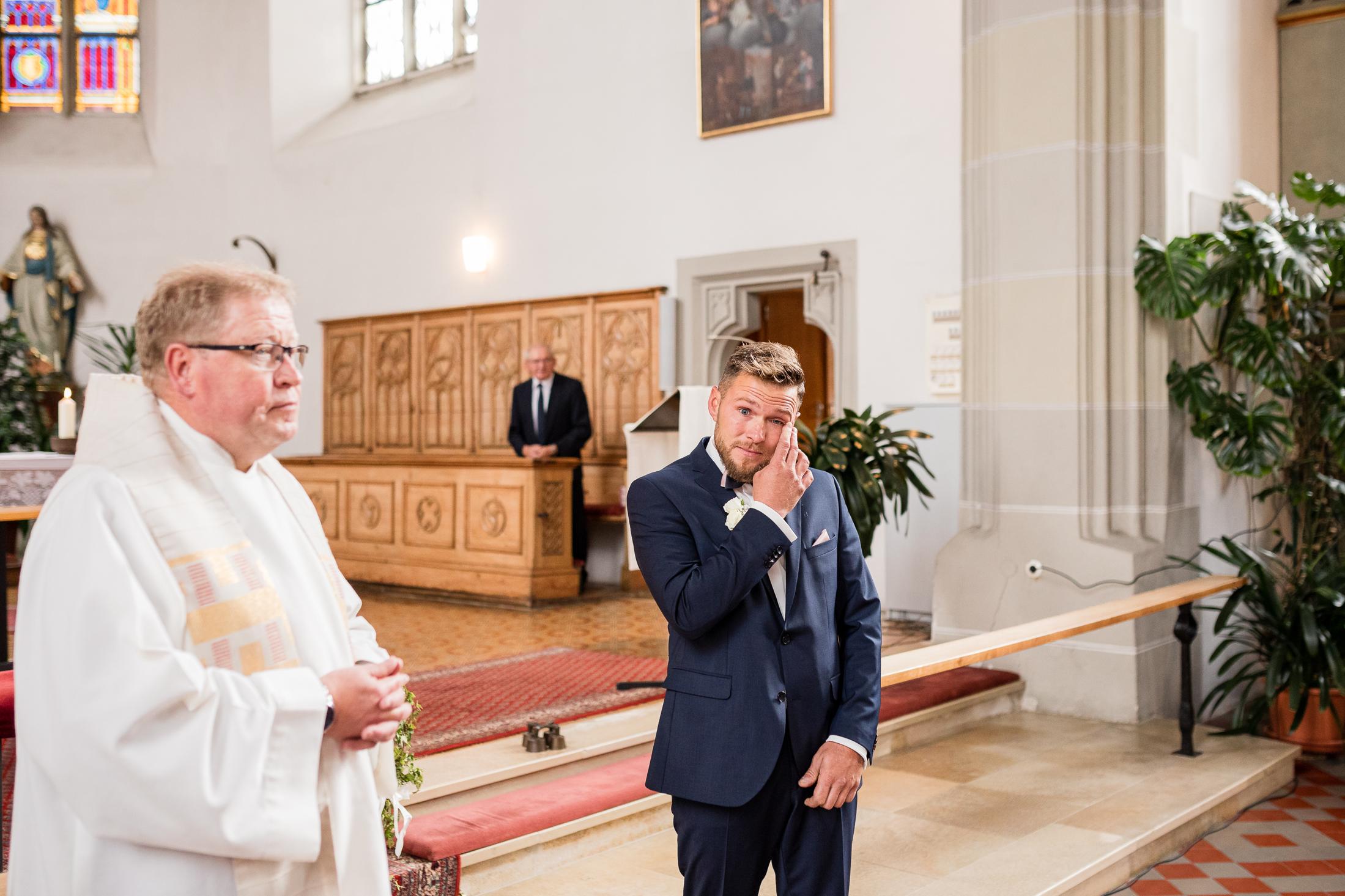 Emotionaler Moment: Bräutigam wischt sich Tränen weg beim Einzug der Braut, Gruol