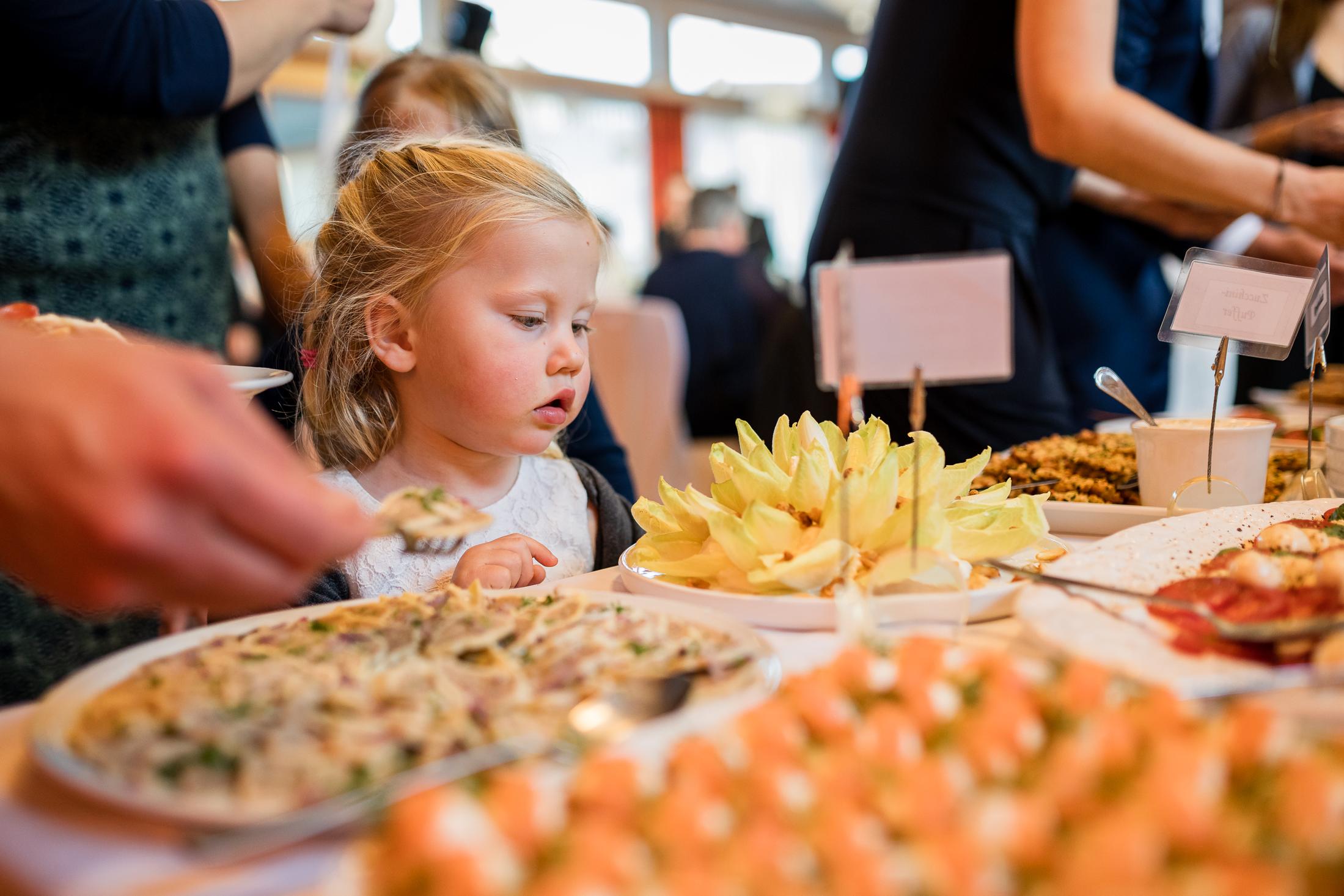 Kind schaut staunend auf das Hochzeitsbuffet, Hochzeitsfeier Saalbau Gruol