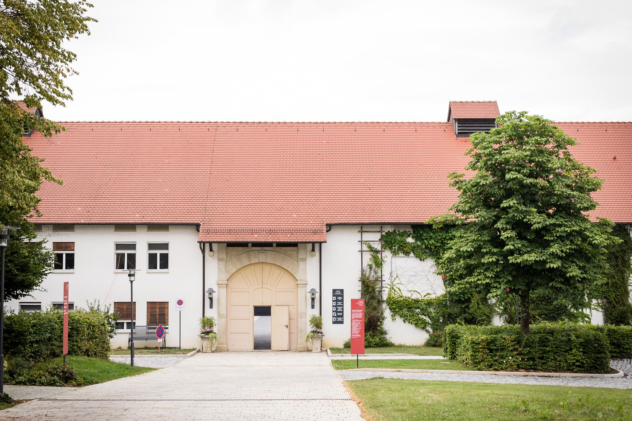 Außenansicht von Schloss Filseck mit Innenhof und rotem Ziegeldach