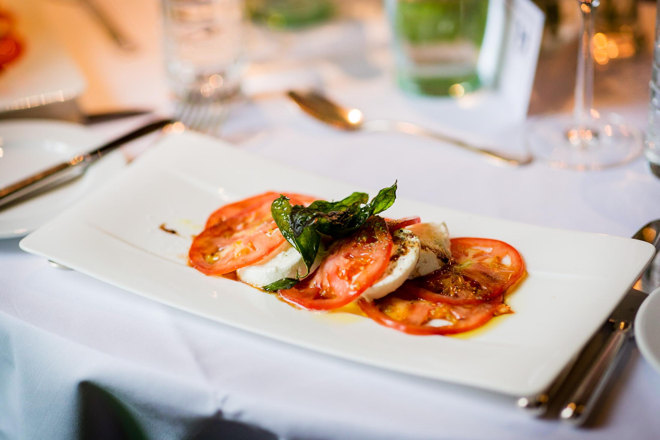 Caprese mit Tomate und Mozzarella als Vorspeise der Hochzeit