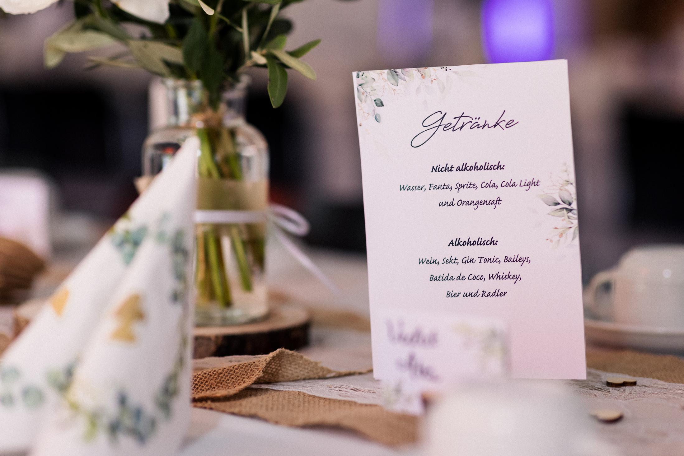 Getränkekarte mit Eukalyptus-Deko auf dem Hochzeitstisch, Villa Schwalbenhof Gärtringen
