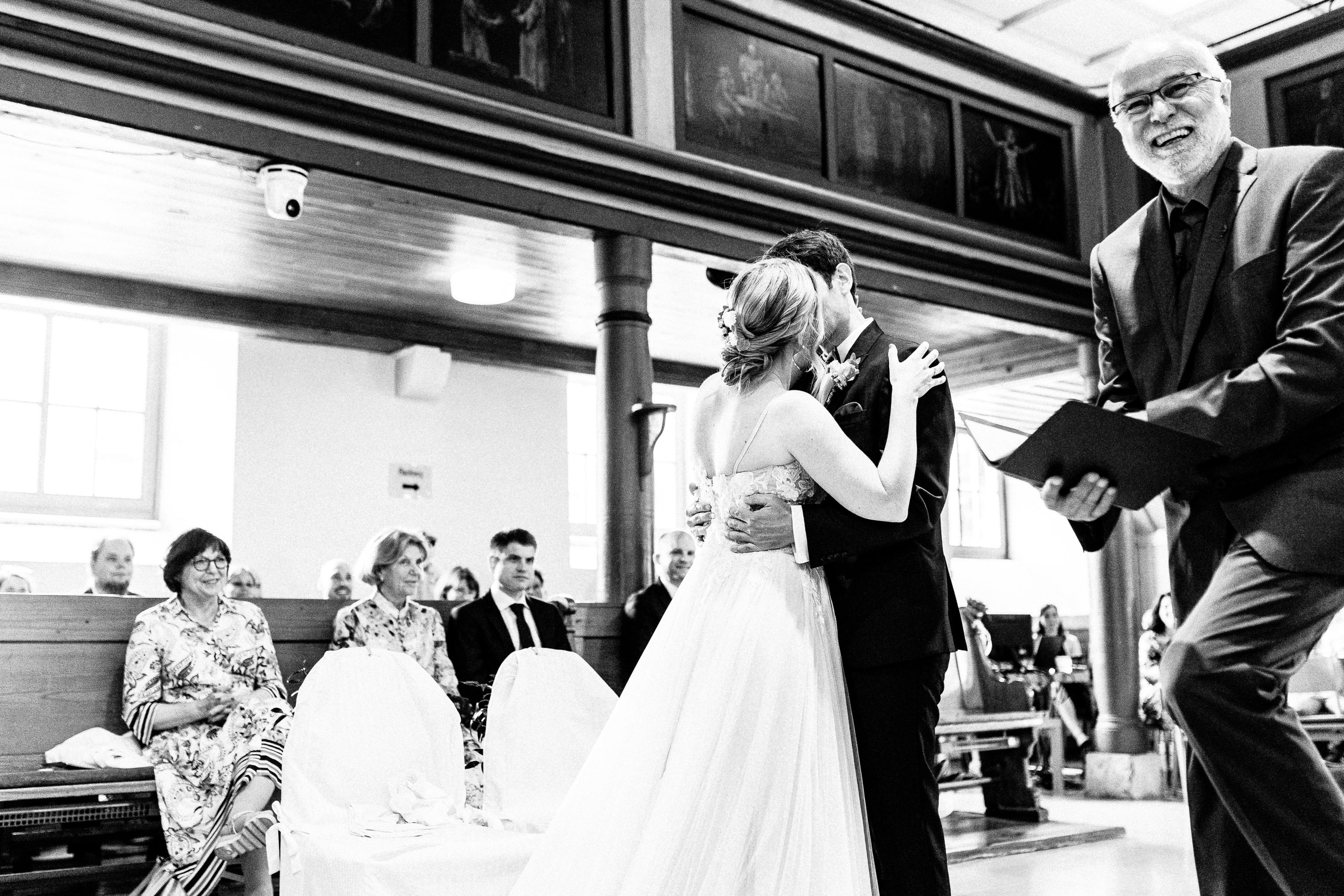 Sängerin singt leidenschaftlich beim Hochzeitsgottesdienst in der Mauritius Kirche Mötzingen