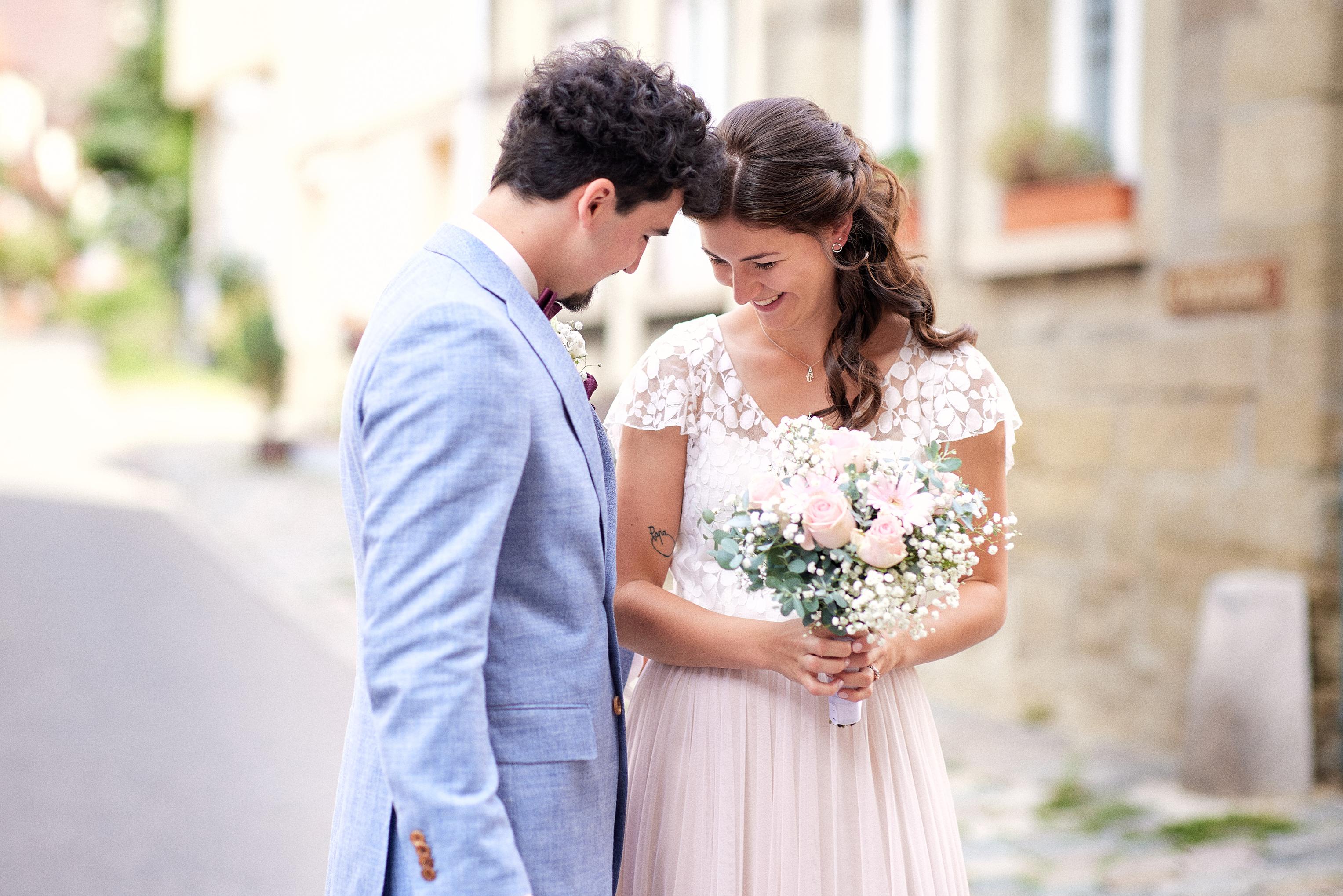 Emotionaler Moment zwischen Braut und Bräutigam bei einem First-Look-Shooting in der Altstadt von Herrenberg.