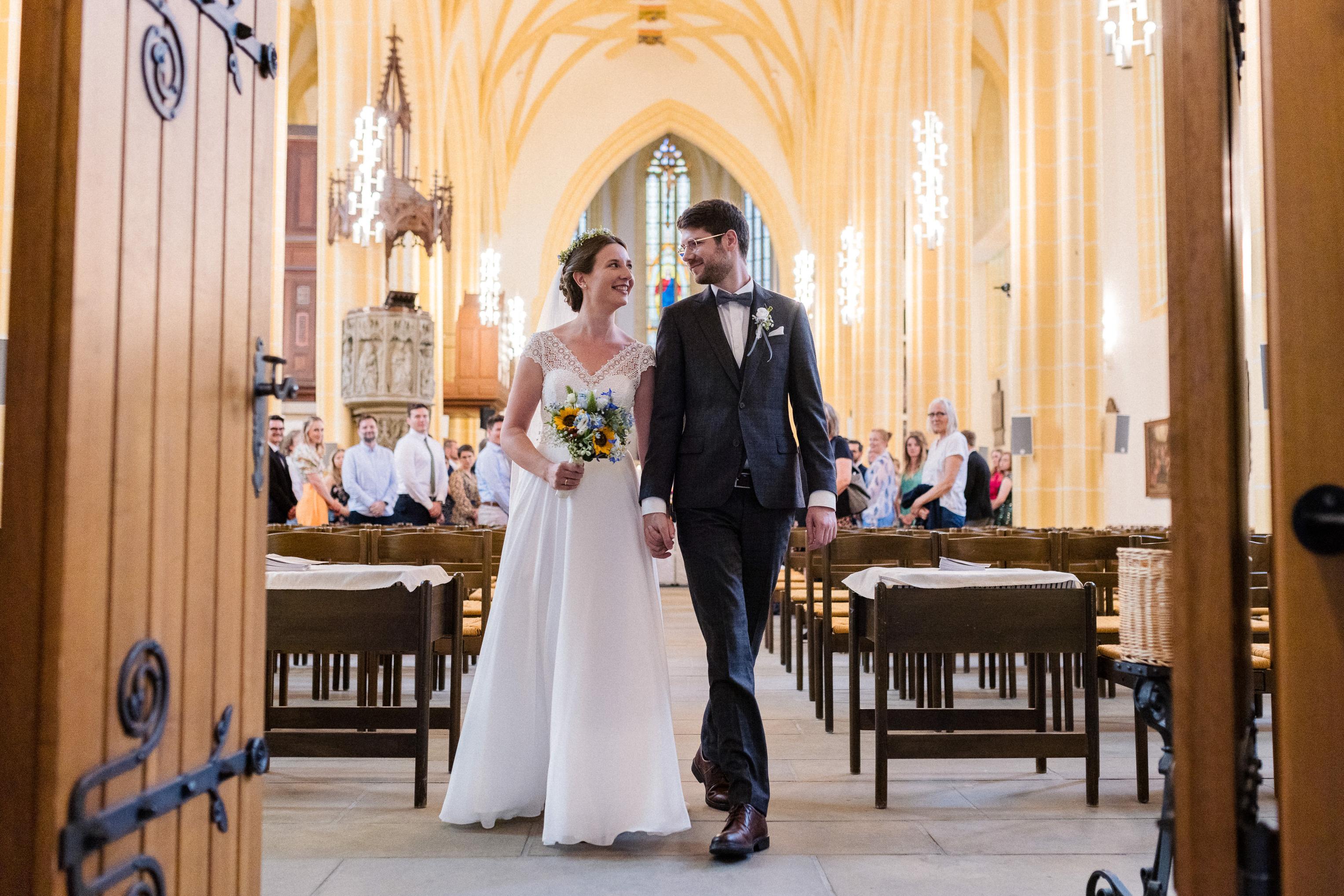 Brautpaar während der Trauzeremonie in der Stiftskirche Herrenberg, Pfarrer spricht vor der Gemeinde.