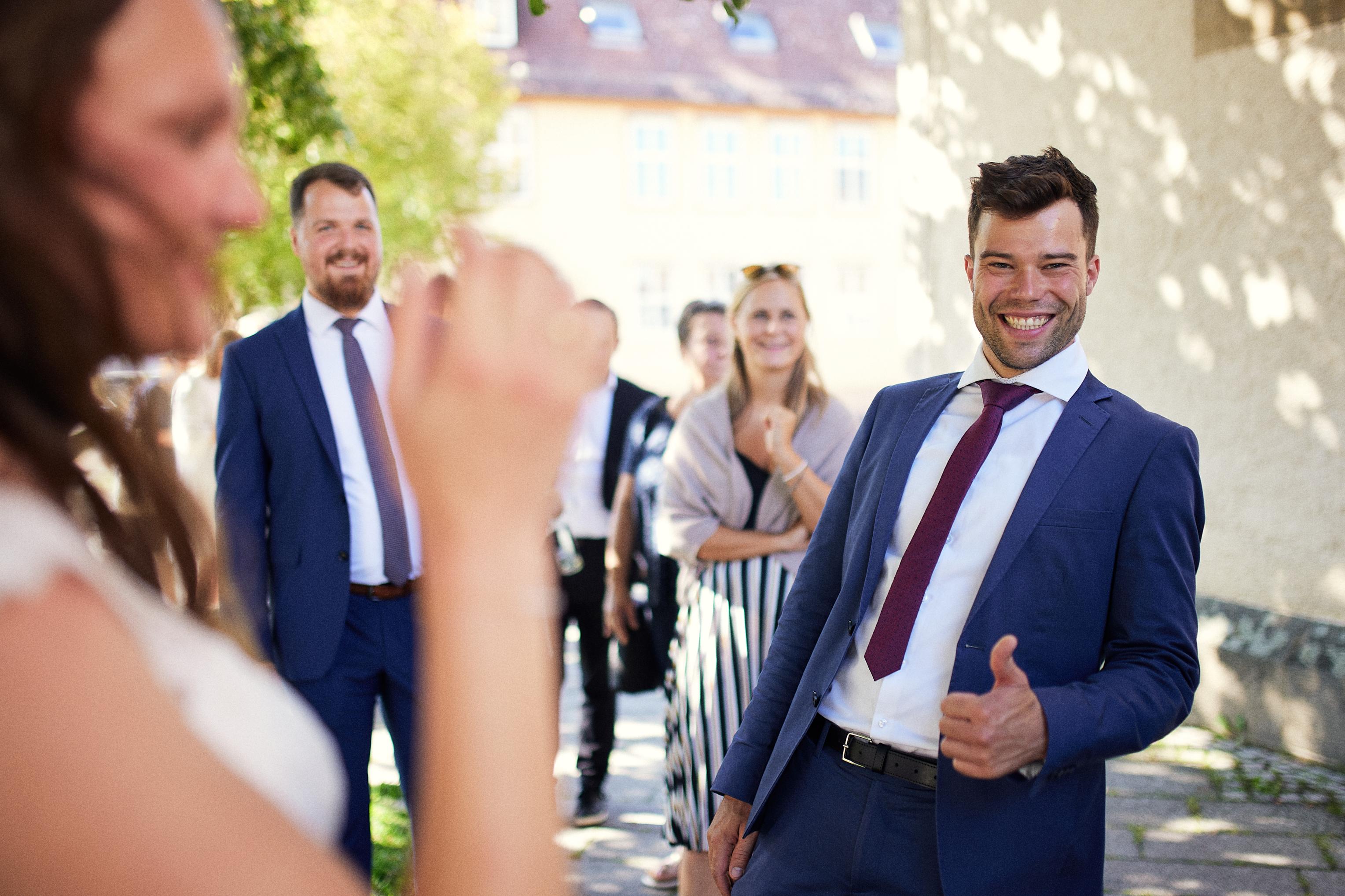Hochzeitsgast zeigt Daumen hoch beim Empfang in Dettingen