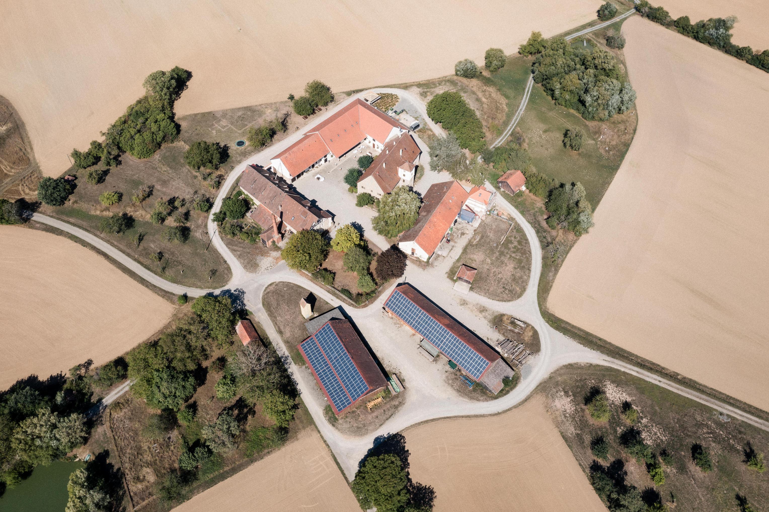 Luftaufnahme vom Landgut Halsberg eingebettet in Felder