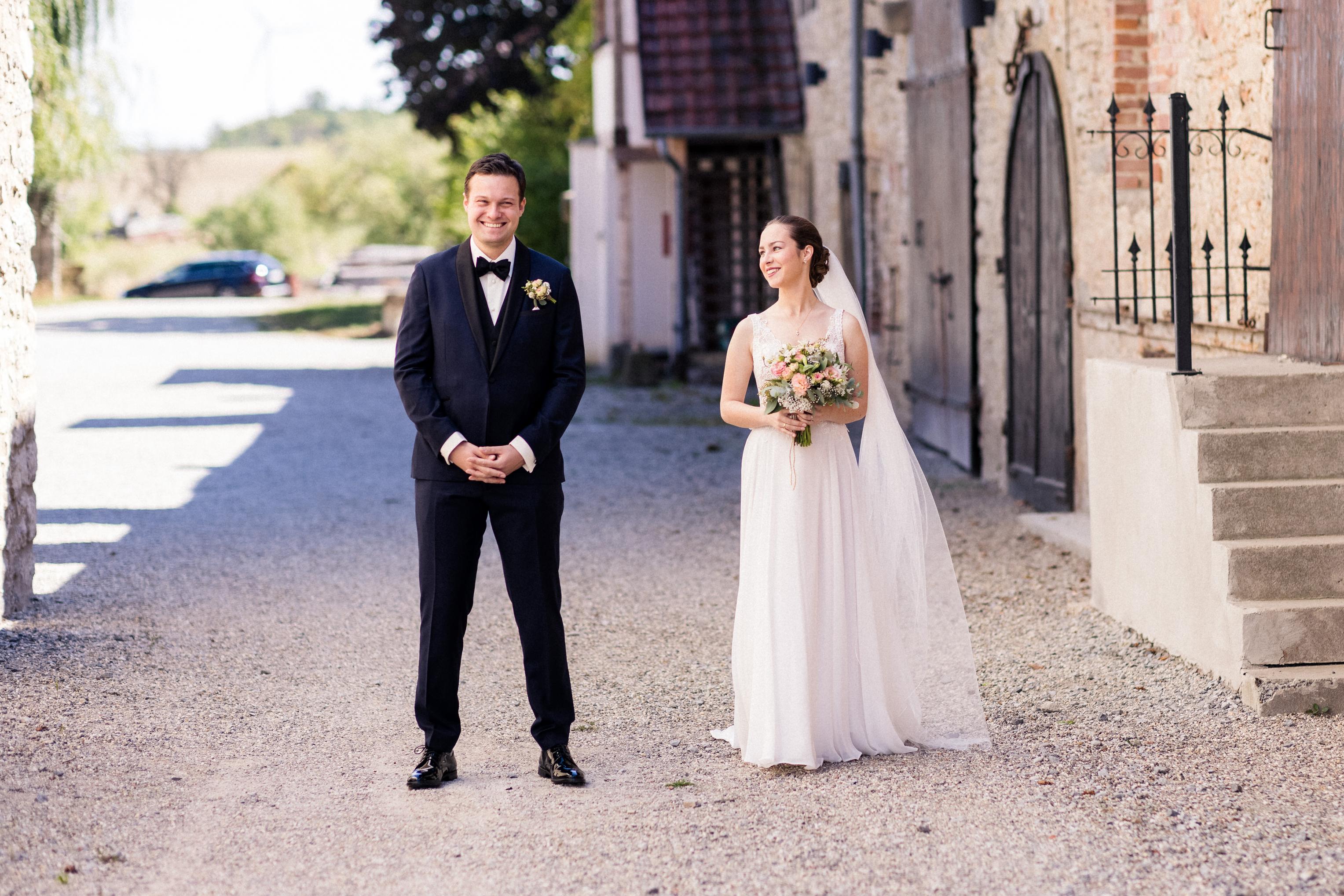 First Look des Brautpaars im Innenhof vom Landgut Halsberg