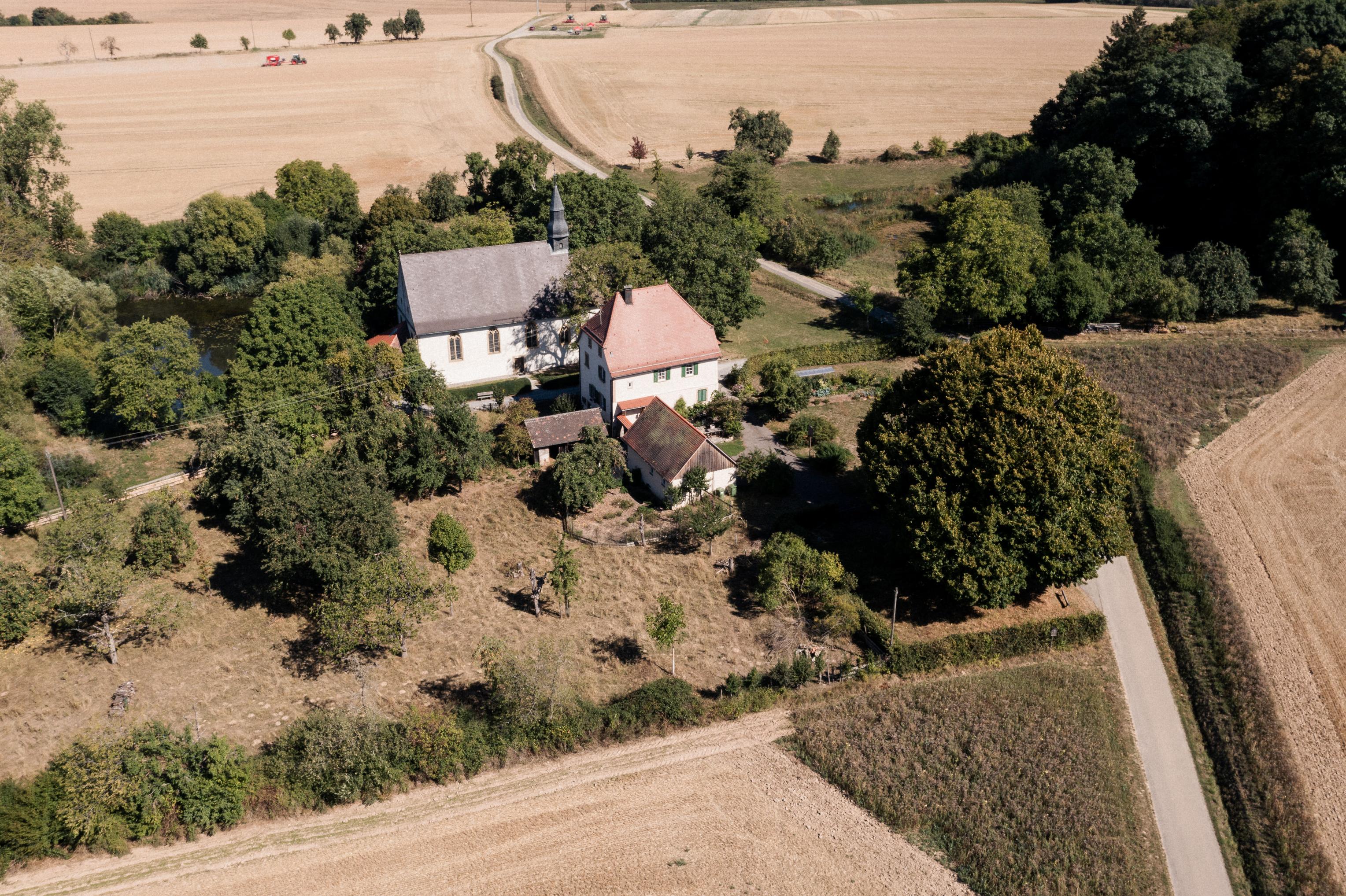 Drohnenaufnahme der Wallfahrtskirche Neusaß bei Schöntal