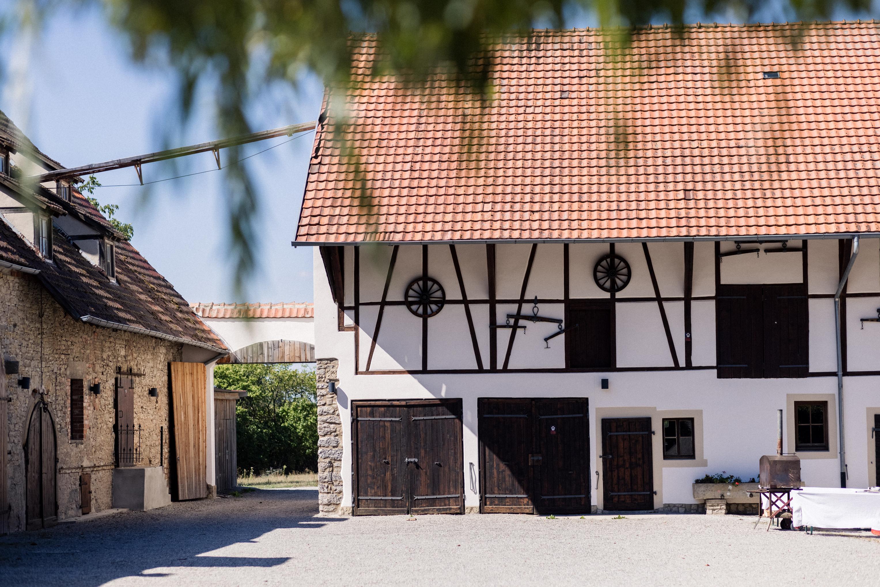 Fachwerkfassade im Innenhof vom Landgut Halsberg