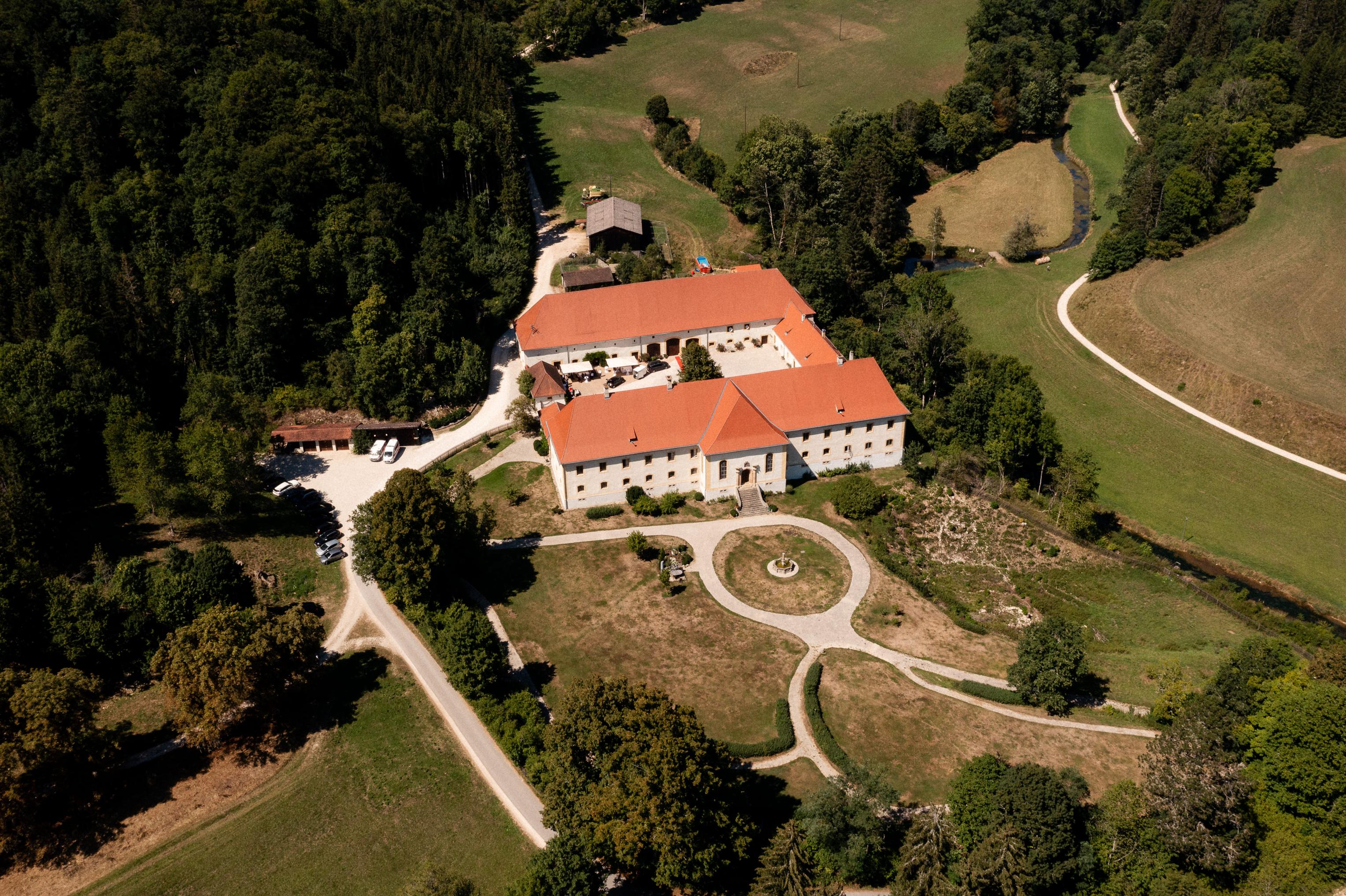 Luftaufnahme Schloss Ehrenfels – Hochzeitslocation inmitten grüner Landschaft