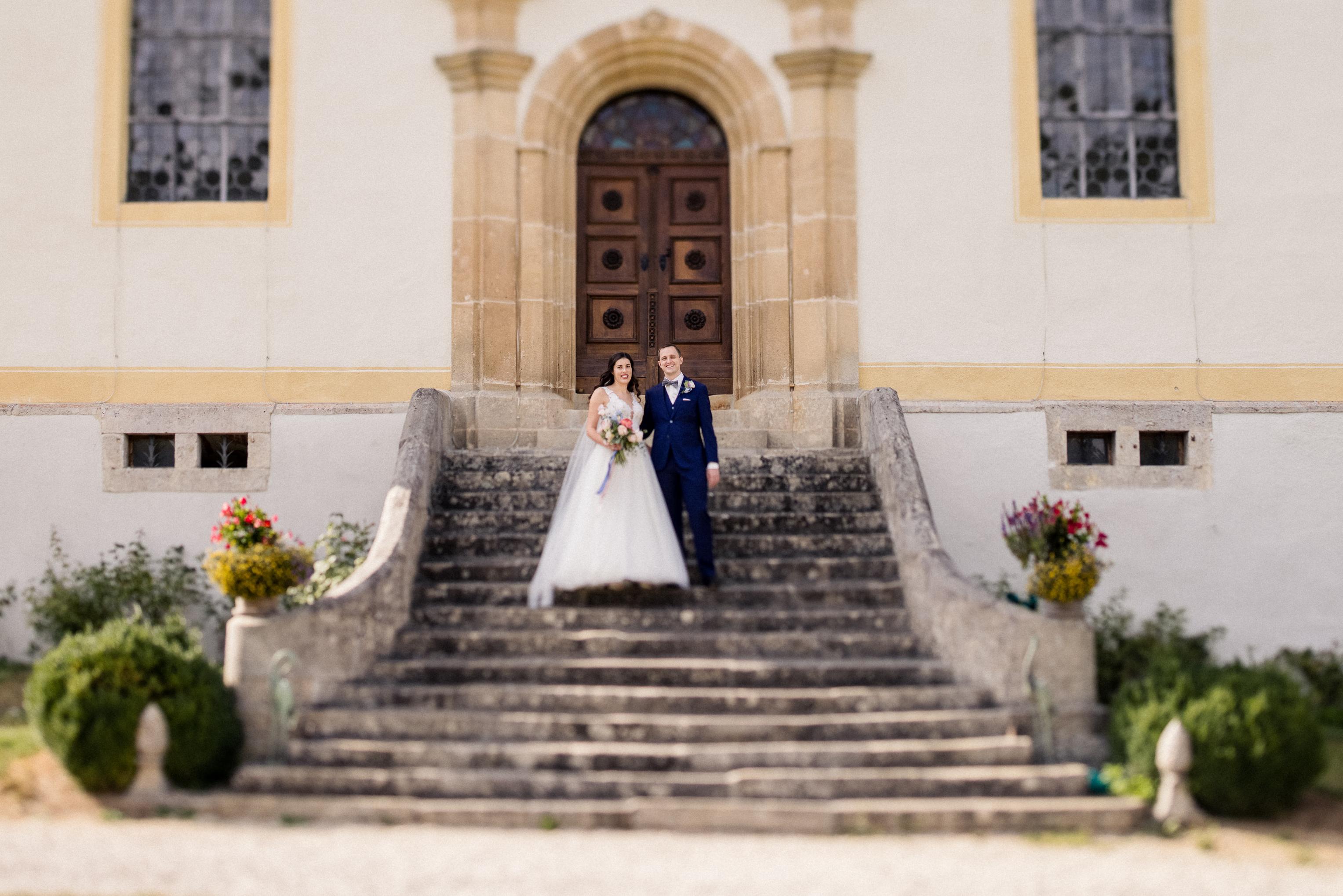 Brautpaar auf der Treppenanlage der Schlosskapelle Ehrenfels für das Hochzeitsportrait