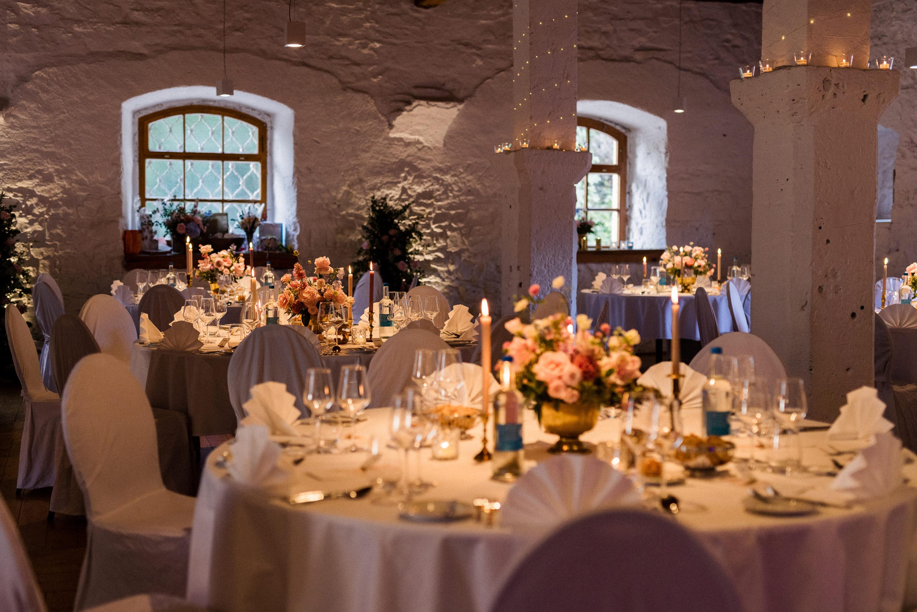 Festlich dekorierter Bankettsaal Schloss Ehrenfels mit Blumengestecken und Kerzen