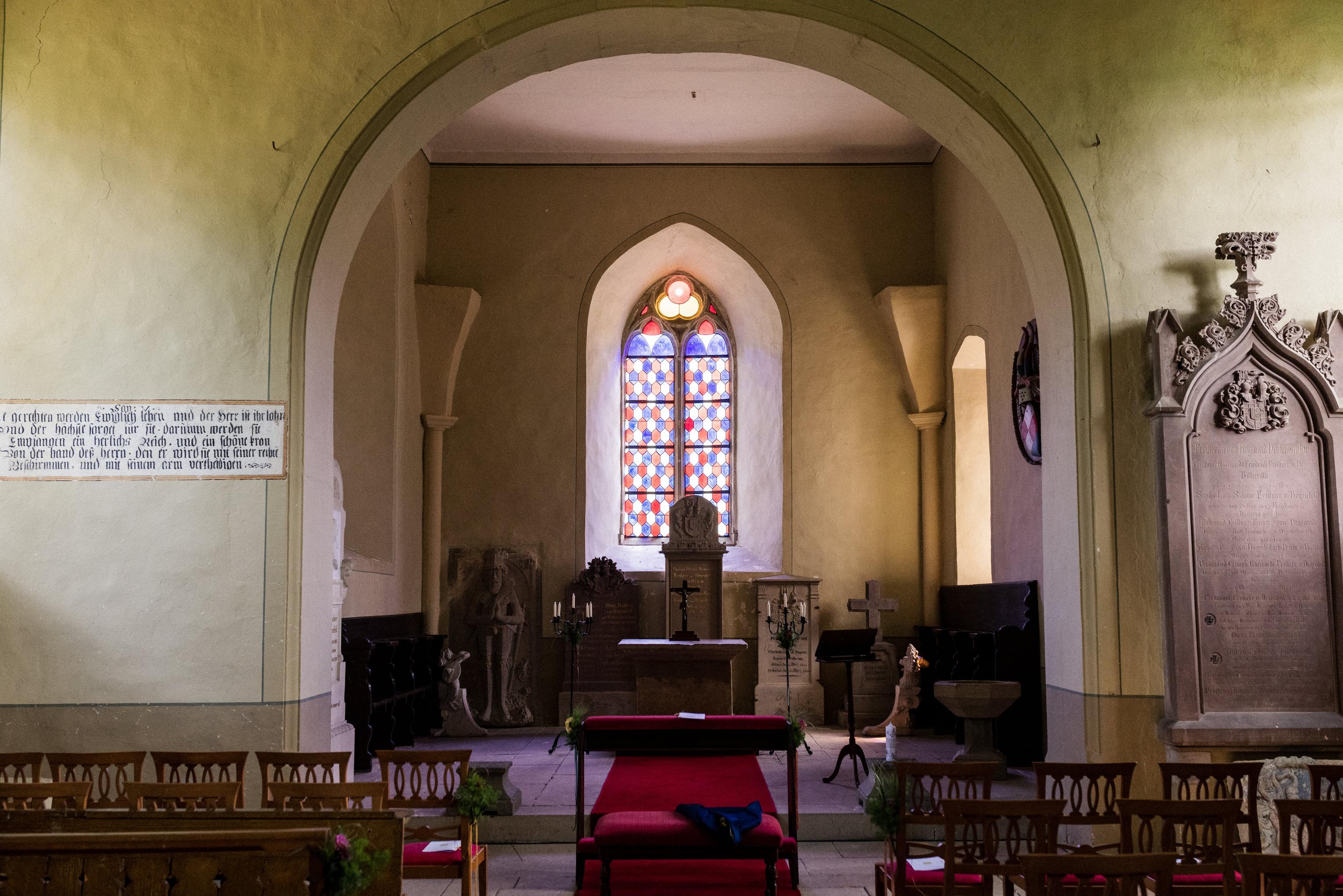 Chorraum der kleinen Schlosskirche mit Buntglasfenster, Altar und rotem Läufer – Ort der Trauung bei Sinsheim