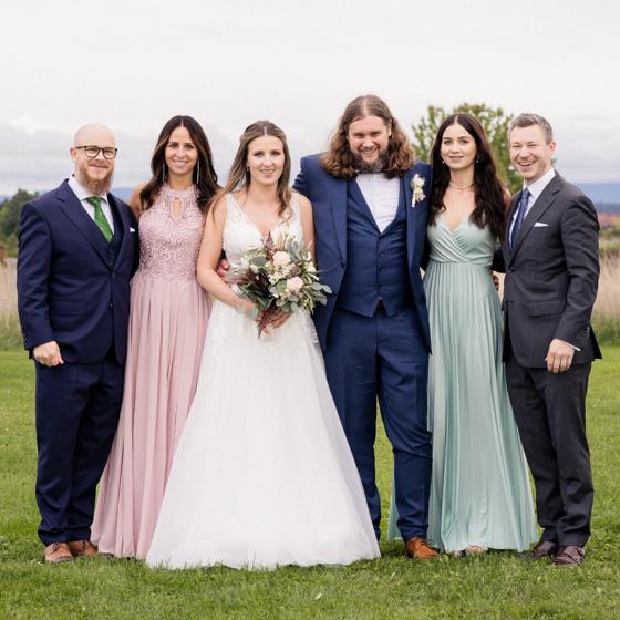 Gruppenfoto von Brautpaar und engen Angehörigen im Garten des Aramis