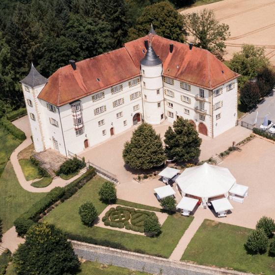Luftaufnahme von Schloss Neuhaus bei Sinsheim mit Innenhof, Gartenanlage und Festzelt
