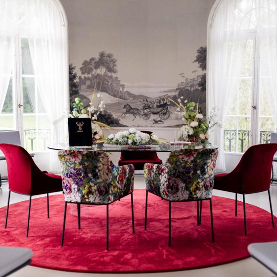 Turmzimmer der Villa Schwalbenhof in Gärtringen – stilvoll eingerichteter Trausaal mit floralen Stühlen und Blumengesteck