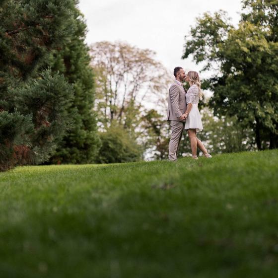 Brautpaar im Garten der Villa Schwalbenhof in Gärtringen nach der standesamtlichen Trauung
