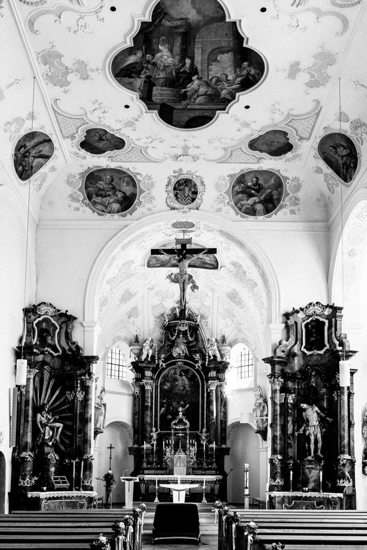 Prächtiger Altarraum mit kunstvoll verzierten Deckenfresken in einer barocken Kirche
