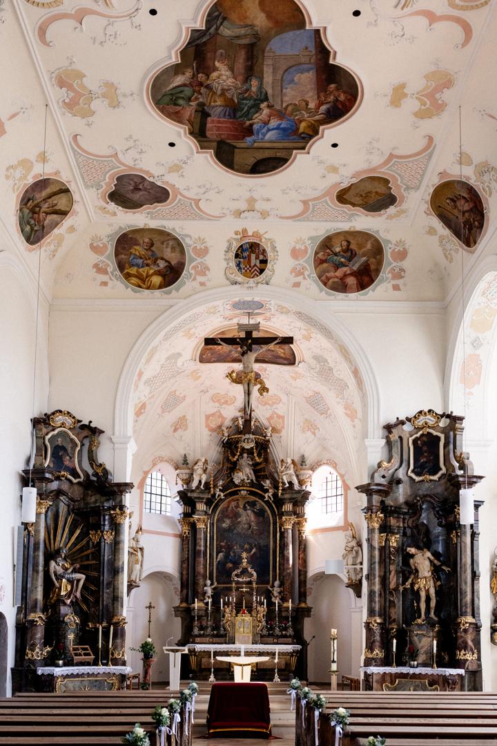 Prächtiger Altarraum mit kunstvoll verzierten Deckenfresken in einer barocken Kirche