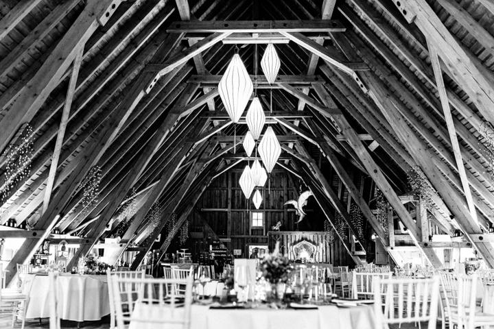 Rustikal-eleganter Festsaal im Bärenschlössle Freudenstadt mit Holzbalkendecke und stilvoller Beleuchtung
