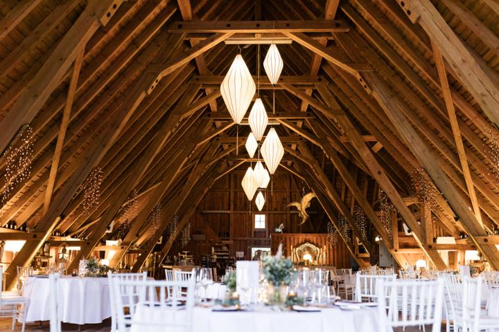 Rustikal-eleganter Festsaal im Bärenschlössle Freudenstadt mit Holzbalkendecke und stilvoller Beleuchtung