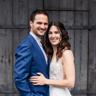 Brautpaarshooting im Kloster Reuthin in Wildberg – elegantes Hochzeitsfoto vor rustikaler Holztür